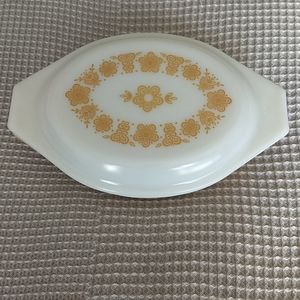 Vintage pyrex casserole with lid